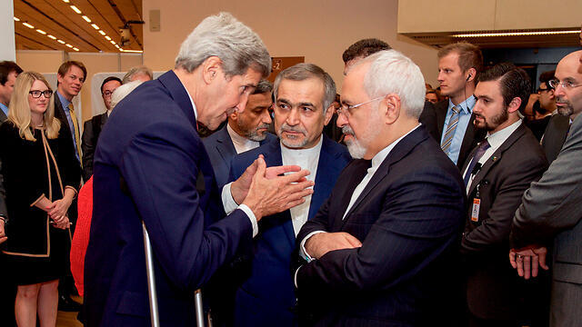 President Obama's Secretary of State John Kerry (L) and Iranian Foreign Minister Mohammad Javad Zarif (R). The Defense Ministry's statement compared the administration's nuclear deal to the 1938 Munich Agreement (צילום: רויטרס) President Obama's Secretary of State John Kerry (L) and Iranian Foreign Minister Mohammad Javad Zarif (R). The Defense Ministry's statement compared the administration's nuclear deal to the 1938 Munich Agreement