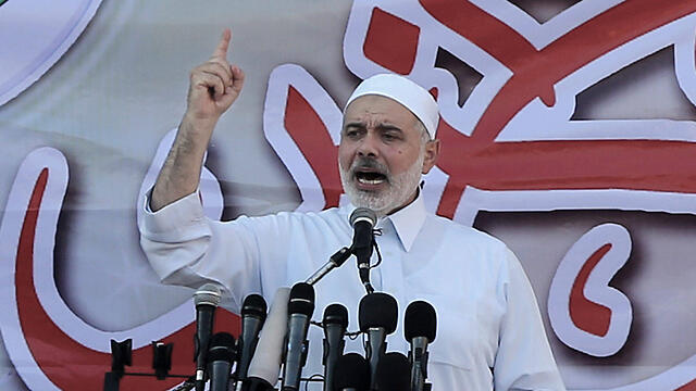 Hamas deputy leader Ismail Haniyeh speaking in Saja'iyyah, Gaza, at the end of Ramadan (Photo: EPA) (צילום: EPA) Hamas deputy leader Ismail Haniyeh speaking in Saja'iyyah, Gaza, at the end of Ramadan (Photo: EPA)