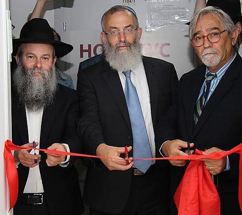 Rabbi Kaminezki (L) with Rabbi Stav (center) and Shalom Norman. 'If it were not for the Jews, Putin would already be in Dnepropetrovsk too' (Photo: The Dnepropetrovsk Jewish community) (צילום:הקהילה היהודית בדנייפרופטרובסק) Rabbi Kaminezki (L) with Rabbi Stav (center) and Shalom Norman. 'If it were not for the Jews, Putin would already be in Dnepropetrovsk too' (Photo: The Dnepropetrovsk Jewish community)