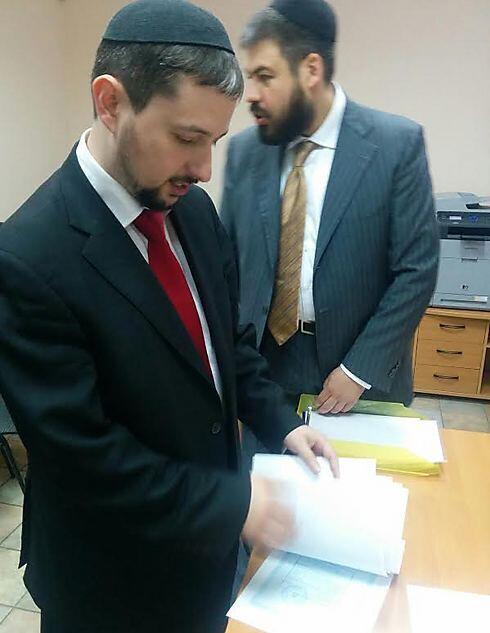 Dr. Gaissinovitch and Attorney Blotsky. Locating grandmothers, tombstones, documents (Photo: Tali Farkash) (צילום: טלי פרקש) Dr. Gaissinovitch and Attorney Blotsky. Locating grandmothers, tombstones, documents (Photo: Tali Farkash)