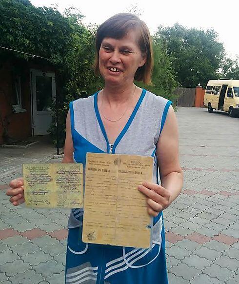 Anna Hannah Neumann presents the old documents. 'This is the unequivocal evidence we are looking for' (Photo: Tali Farkash) (צילום: טלי פרקש) Anna Hannah Neumann presents the old documents. 'This is the unequivocal evidence we are looking for' (Photo: Tali Farkash)