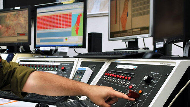 IDF situation room monitoring rocket launches (Photo: IDF Spokesman) (צילום: דובר צה"ל) IDF situation room monitoring rocket launches (Photo: IDF Spokesman)