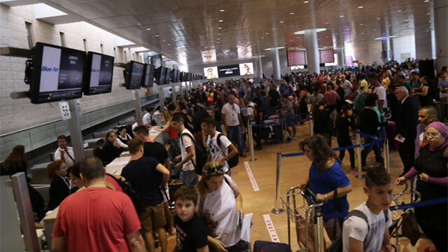 Lines to check in on Thursday morning (Photo: Motti Kimchi)
