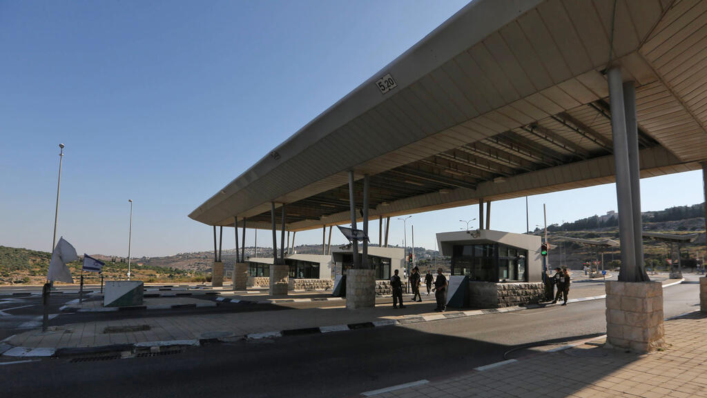 КПП Ха-Минхарот на шоссе № 60 (Фото: Гиль Йоханан, архив) КПП Ха-Минхарот на шоссе № 60