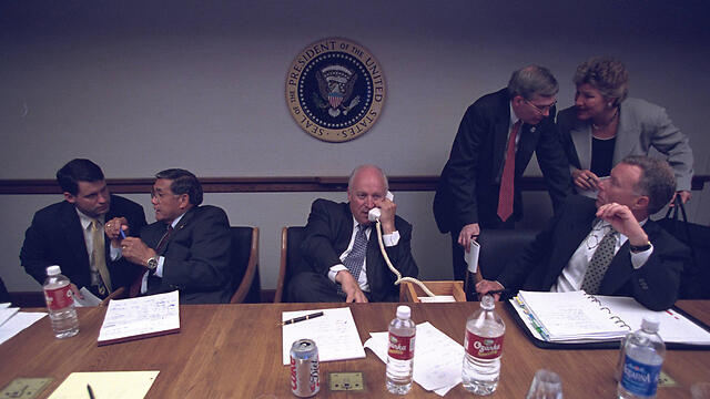 Cheney on a phone call while officials clamor (Photo: Reuters) (צילום: רויטרס) Cheney on a phone call while officials clamor (Photo: Reuters)
