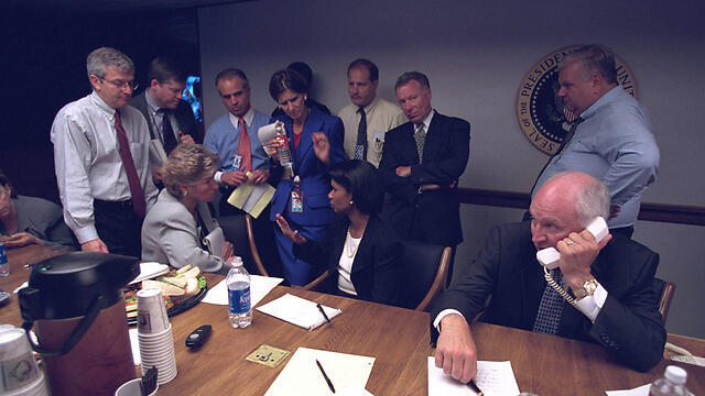 Officials consult eachother in the President's bunker (Photo:Reuters) (צילום: רויטרס) Officials consult eachother in the President's bunker (Photo:Reuters)
