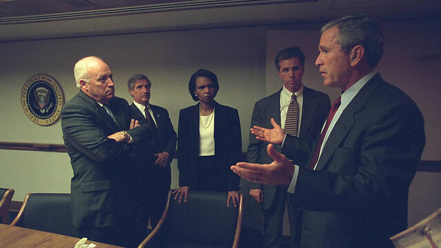 President Bush speaks to the other officials (Photo: Reuters) (צילום: רויטרס) President Bush speaks to the other officials (Photo: Reuters)