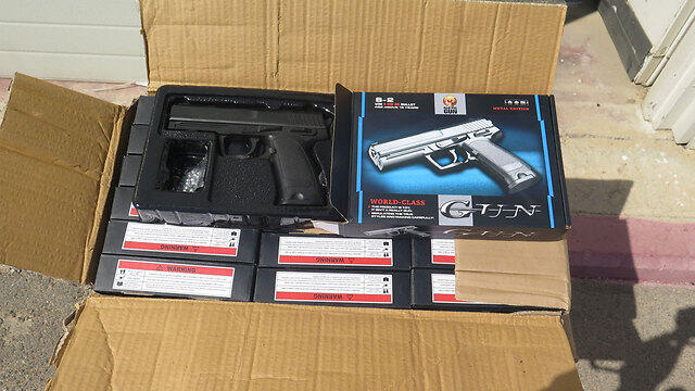 Guns used to fire iron bullets seized (Photo: Police Spokesman) (צילום: חטיבת דובר המשטרה) Guns used to fire iron bullets seized (Photo: Police Spokesman)