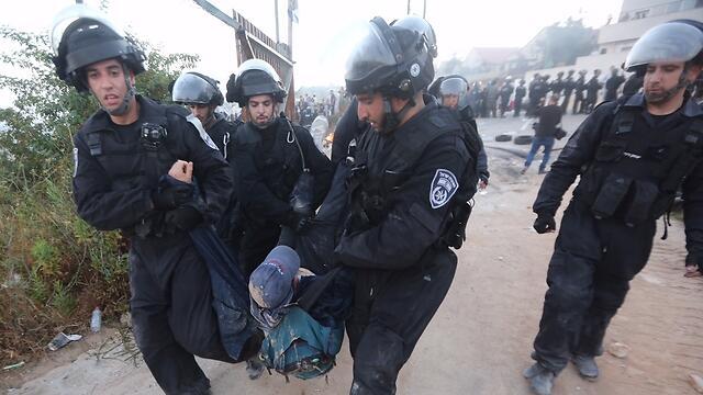 Settlers clash with police in Beit El. (Photo: Gil Yohanan)
