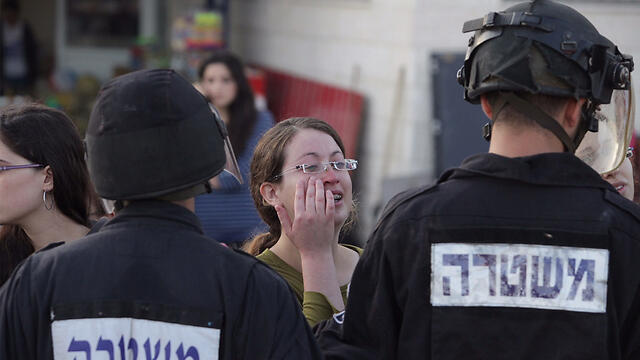 Settlers face police forces at Draynoff buildings, Wednesday (Photo: Gil Yohanan) (צילום: גיל יוחנן) Settlers face police forces at Draynoff buildings, Wednesday (Photo: Gil Yohanan)