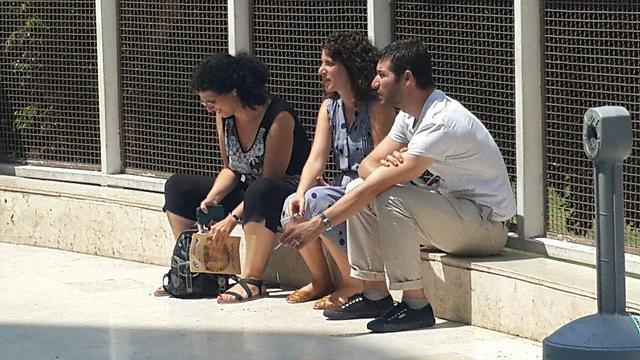 Уголок для курения в больнице "Бейлинсон" в Петах-Тикве. Фото: Асаф Камир (צילום: אסף קמר) Уголок для курения в больнице "Бейлинсон" в Петах-Тикве. Фото: Асаф Камир