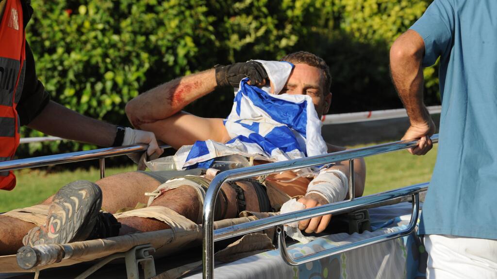 Omri Michaeli salutes after being wounded in Operation Protective Edge  