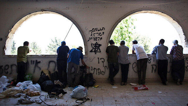 Squatters in Sa-Nur (Photo: Reuters)