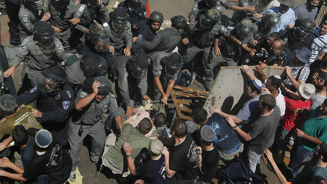 Settlers clash with Border Police forces in Beit El (Photo: Abigail Uzi)