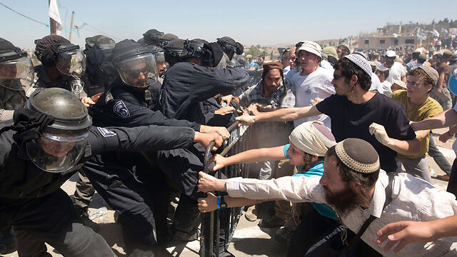 Settlers clash with Border Police forces in Beit El (Photo: AFP)