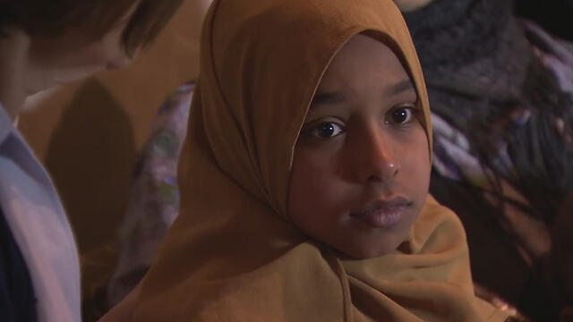 Девочка перед обрядом обрезания. Иллюстрация, архивnullnull Девочка перед обрядом обрезания. Иллюстрация, архив