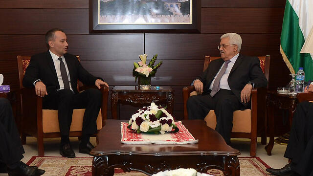 Николай Младенов и Махмуд Аббас. Фото: AFP