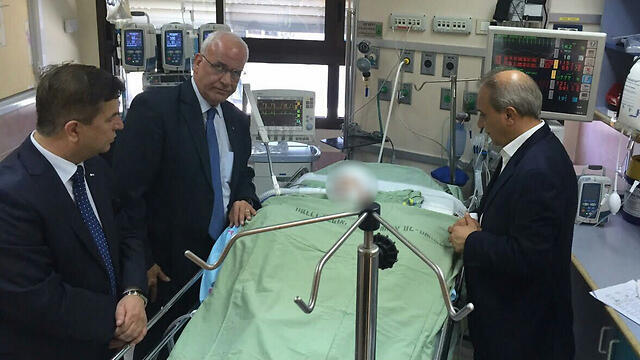 Majid Faraj, Saeb Erekat and Dr. Jawad Awaad visit Ahmad Dawabsheh.