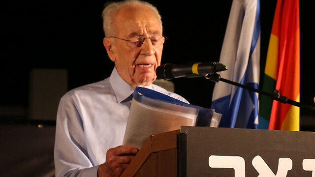 Former president Peres speaking at Meir Park in Tel Aviv (Photo: Motti Kimchi)