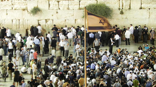 Prayers at the Western Wall for Tisha B'Av (Photo: Ziv Reinstein)