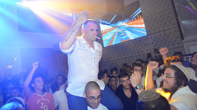 Lior Solomon carried by revelers (Photo: Avi Roccah) (צילום: אבי רוקח) Lior Solomon carried by revelers (Photo: Avi Roccah)