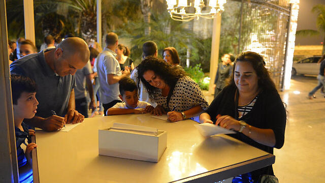 Some guests didn't even know which names to write on checks (Photo: Avi Roccah) (צילום: אבי רוקח) Some guests didn't even know which names to write on checks (Photo: Avi Roccah)