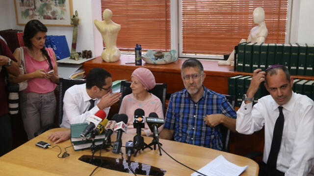 Gedaliah and Sarah Meyer speak to reporters (Photo: Motti Kimchi) (צילום: מוטי קמחי) Gedaliah and Sarah Meyer speak to reporters (Photo: Motti Kimchi)