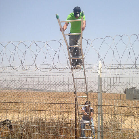 Israelis test the new systemnullnull Israelis test the new system