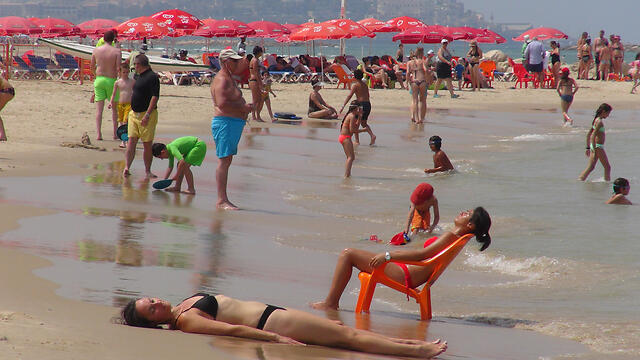 Cooling off at the beach (Photo: George Ginzburg) (צילום: ג'ורג' גינסברג) Cooling off at the beach (Photo: George Ginzburg)