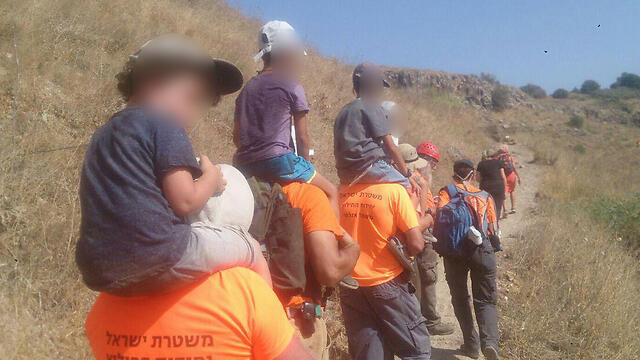 Rescue of a pregnant mother and her five kids from El Al stream in the Golan Heights (Photo: Golan Rescue Team) ( צילום: יחידת חילוץ גולן) Rescue of a pregnant mother and her five kids from El Al stream in the Golan Heights (Photo: Golan Rescue Team)