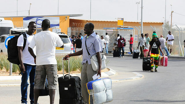 Asylum seekers leaving Holot (Photo: Herzl Yosef)