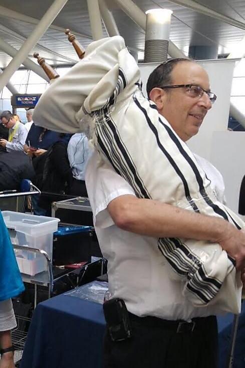 Oleh bringing a Torah scroll to Israel (Photo: Moshe Glantz) (צילום: משה גלנץ) Oleh bringing a Torah scroll to Israel (Photo: Moshe Glantz)