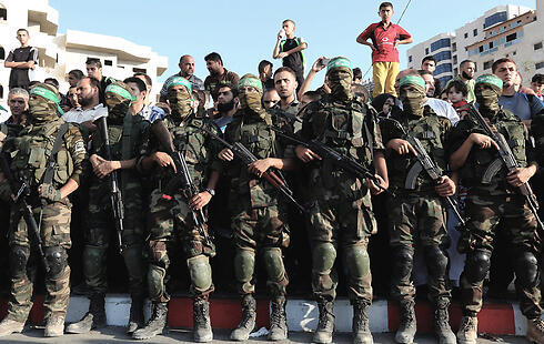 Izz ad-Din al-Qassam Brigades on parade. (Photo: EPA) (צילום: EPA) Izz ad-Din al-Qassam Brigades on parade. (Photo: EPA)