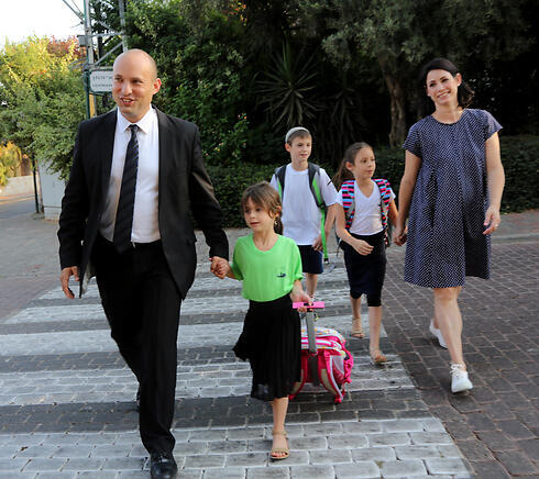 Education Minister Bennett and his wife taking their children to school on September 1 (Photo: Sason Tiram) (צילום: ששון תירם) Education Minister Bennett and his wife taking their children to school on September 1 (Photo: Sason Tiram)