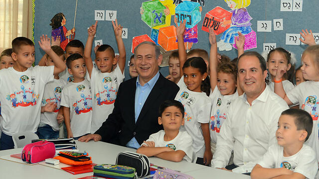 PM Netanyahu with first-graders in Ashdod. (Photo: Avi Rokah)