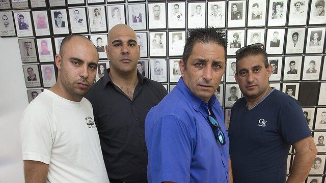 Some of the protesters. (Photo: Gil Nehushtan) (צילום: גיל נחושתן) Some of the protesters. (Photo: Gil Nehushtan)