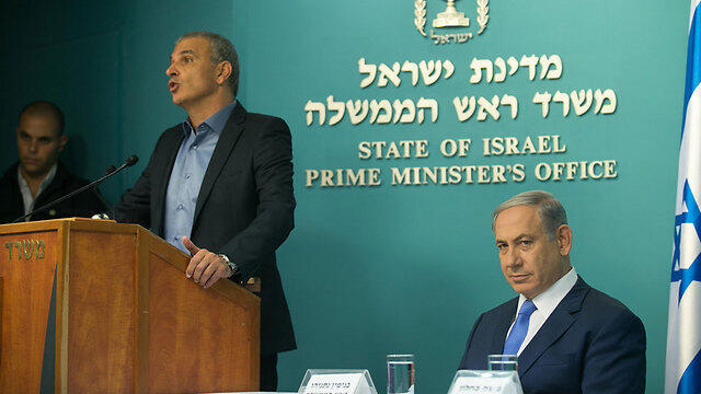 Finance Minister Moshe Kahlon announces tax cuts in early September as Benjamin Netanyahu looks on (Photo: Ohad Zwigenberg)