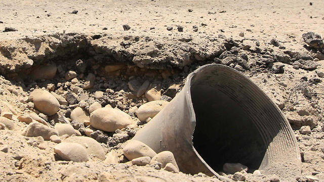 Hamas rocket falls in Kibbutz (Photo: Idan Erez)