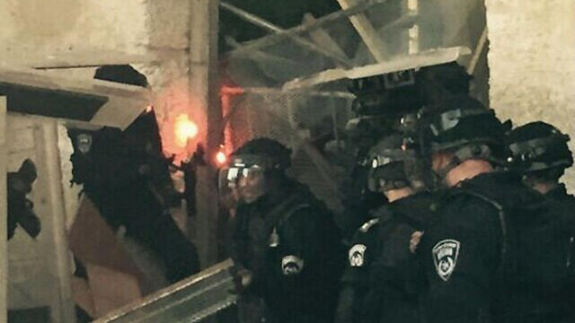 Clashes on the Temple Mount (Photo: Israeli Police spokesperson) (צילום: דוברות משטרת ישראל) Clashes on the Temple Mount (Photo: Israeli Police spokesperson)