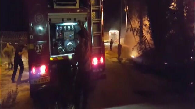 Firefighters work to put out blaze next to Ofrit base, Mt. Scopus