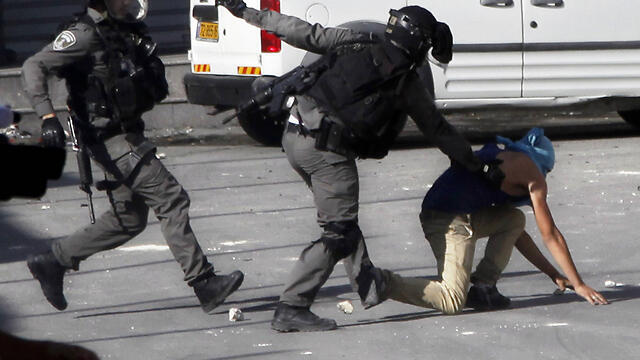 Security forces try to apprehend suspect during riots in Shuafat (Photo: AP) (צילום: AP) Security forces try to apprehend suspect during riots in Shuafat (Photo: AP)