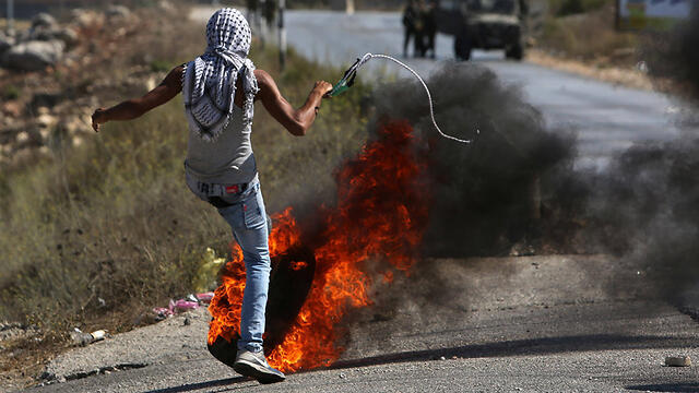 Palestinian rioter from Jalazone (Photo: AFP) (צילום: AFP) Palestinian rioter from Jalazone (Photo: AFP)