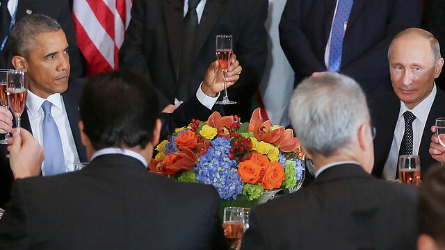 Putin and Obama clink glases after the speeches (Photo:AP)