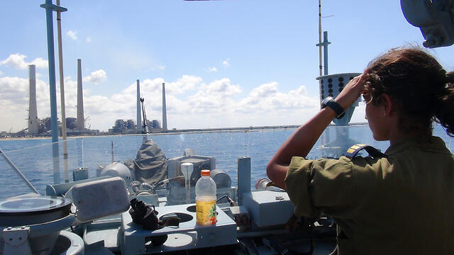 Офицер Ор Коэн на боевом посту во время службы в ЦАХАЛе. Фото: Джордж Гинсбург (צילום: ג'ורג' גינסבורג) Офицер Ор Коэн на боевом посту во время службы в ЦАХАЛе. Фото: Джордж Гинсбург