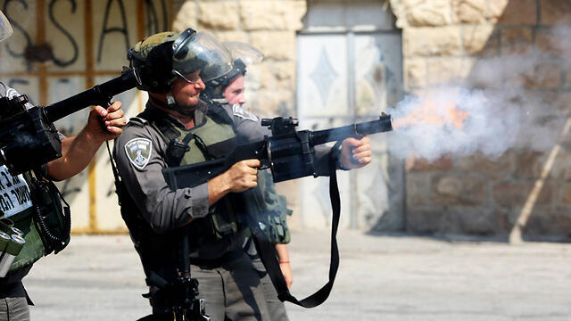 Police in clashes with Palestinians in Hebron this week. (Photo: MCT) (צילום: MCT) Police in clashes with Palestinians in Hebron this week. (Photo: MCT)