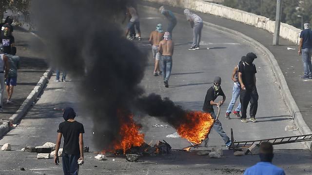 East Jerusalem clashes on Sunday. (Photo: Reuters) (צילום: רויטרס) East Jerusalem clashes on Sunday. (Photo: Reuters)