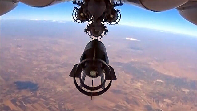 Russian jet releases its bombs (Photo: AFP) (צילום: AFP) Russian jet releases its bombs (Photo: AFP)