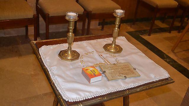 Shabbat candles at the only synagogue on the island (Photo: Ayelet Mamo Shay) (צילום: איילת מאמו שי) Shabbat candles at the only synagogue on the island (Photo: Ayelet Mamo Shay)