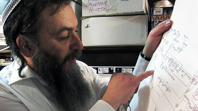 The 'rabbi of the Bnei Anousim,' Nissan Ben Avraham, with his family tree (Photo: Michael Freund) (צילום: מיכאל פרוינד) The 'rabbi of the Bnei Anousim,' Nissan Ben Avraham, with his family tree (Photo: Michael Freund)