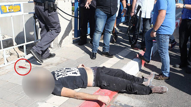 Terrorist shot dead in Tel Aviv after stabbing five people. 'Executed after a quick drumhead court-martial' (Photo: Reuven Schwartz) (צילום: ראובן שוורץ) Terrorist shot dead in Tel Aviv after stabbing five people. 'Executed after a quick drumhead court-martial' (Photo: Reuven Schwartz)
